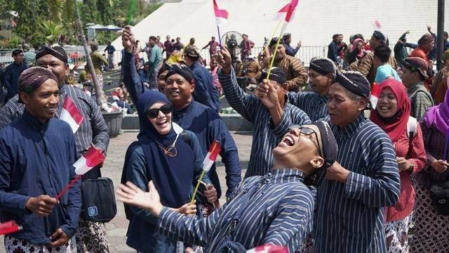 Para lurah dan pamong kalurahan di DIY asyik berjoget dalam acara Jogja Nyawiji Ing Pesta Demokrasi di Monumen Jogja Kembali (Monjali) untuk menyambut Pemilu 2024 dengan penuh kegembiraan, Sabtu (28/10). Foto: Arif UT/Pandangan Jogja