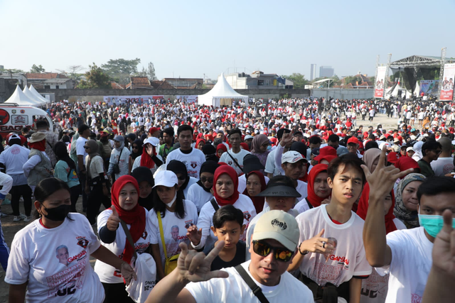 Ribuan warga dalam mengikuti Jalan Sehat Bersama oleh Sahabat Ganjar di Kiara Artha Park, Bandung, Sabtu (28/10). Foto: Dok. Istimewa