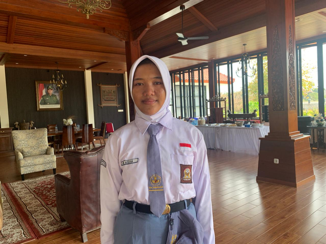 Nur Azizah, siswa kelas 10 SMA Kebangsaan, Lampung Selatan yang mendapat beasiswa dari Zulkifli Hasan. Foto: Dok. Istimewa