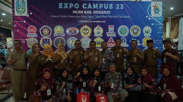 Campus Expo dibuka Kepala Cabang Dinas Pendidikan Provinsi Jawa Timur Wilayah Sidoarjo-Surabaya, Dr. Lutfi Isa Ansori, MM yang didampingi Ketua MGBK SMA se Sidoarjo Jupiter Sulifan, M.Psi terlihat juga Ketua MKKS SMA Negeri Sidoarjo Dr. Eko Redjo Sunariyanto, M.Pd beserta jajarannya, pada Senin (30/10/2023) di Gedung Rahmatul Ummah Sidoarjo.