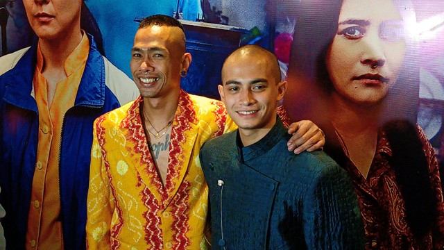 Ari Lesmana (kiri) dan Omara Esteghlal (kanan) di Acara Press Screening Film Budi Pekerti. Foto: Aprilandika Pratama/kumparan