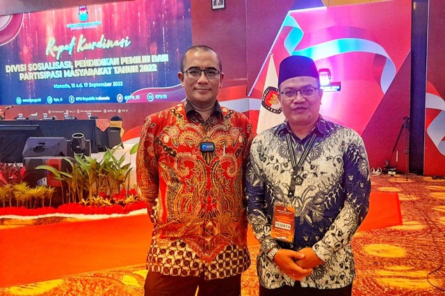 Penulis bersama Ketua KPU RI Hasyim Asy'ari