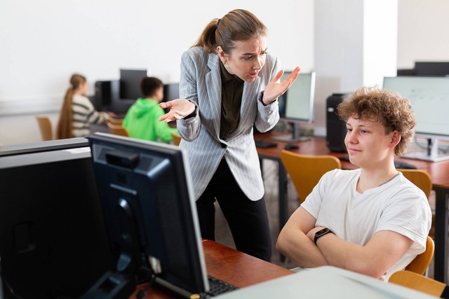 Ilustrasi Sikap Murid yang Tidak Pantas kepada Guru. Sumber: https://www.shutterstock.com/image-photo/female-teacher-shouting-young-boy-student-2154896561