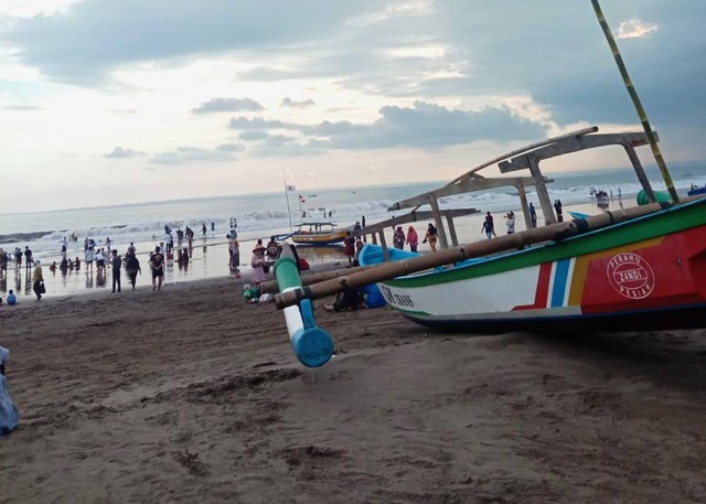 Pencemaran Lingkungan Akibat Tumpahan Minyak dapat Menyebabkan Kerusakan di Ekosistem Laut dan Darat (Sumber: Foto Pribadi)