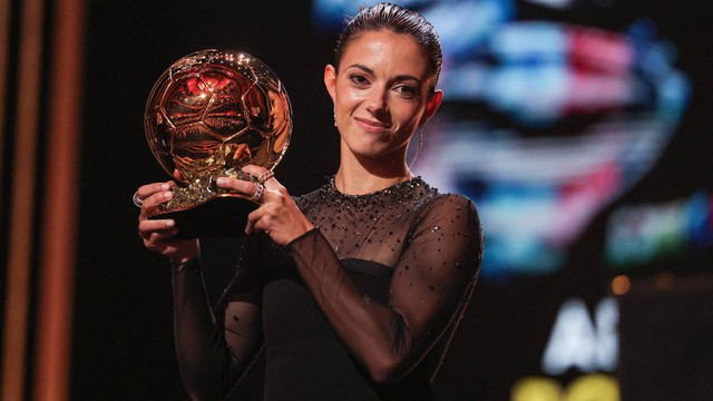 Gelandang FC Barcelona asal Spanyol Aitana Bonmati menerima penghargaan Ballon d'Or Wanita pada upacara penghargaan Ballon d'Or France Football 2023 di Theatre du Chatelet di Paris pada 30 Oktober 2023. Foto: FRANCK FIFE / AFP