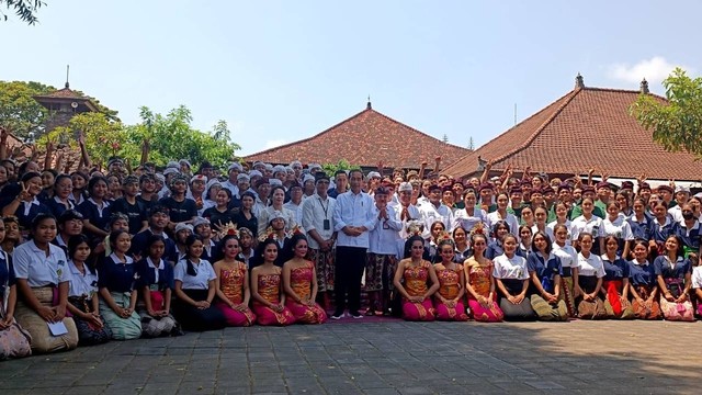 Presiden Jokowi saat mengunjungi SMKN 3 Sukawati, Kabupaten Gianyar, Bali, Selasa (31/10/2023). Foto: Denita BR Matondang/kumparan