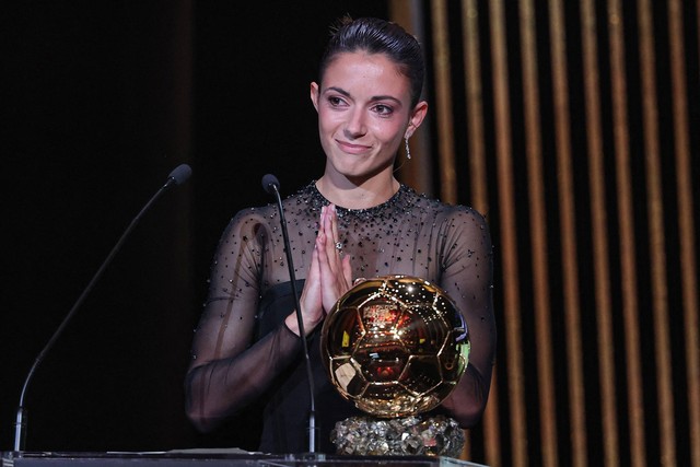 Gelandang FC Barcelona asal Spanyol Aitana Bonmati memberi isyarat di atas panggung saat ia menerima penghargaan Woman Ballon d'Or pada upacara penghargaan Ballon d'Or France Football 2023 di Theatre du Chatelet di Paris pada 30 Oktober 2023. Foto: FRANCK FIFE / AFP