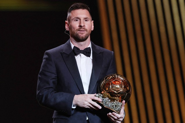 Lionel Messi dari Inter Miami setelah dianugerahi Ballon d'Or putra 2023, di Teater Chatelet, Paris, Prancis, Senin (30/10/2023). Foto: Stephanie Lecocq/REUTERS 