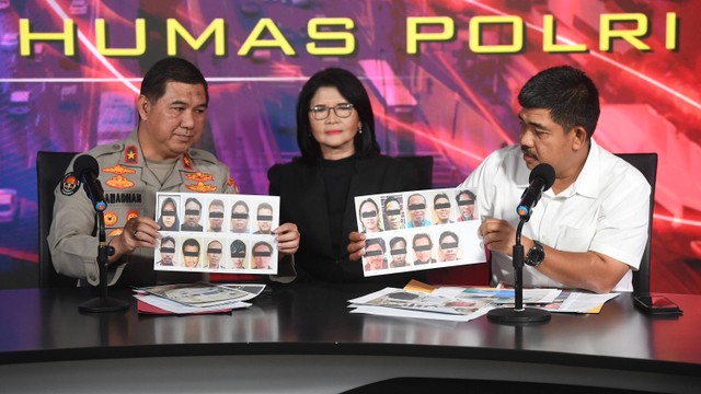 Karo Penmas Divhumas Polri Brigjen Pol Ahmad Ramadhan (kiri) bersama Juru bicara Densus 88 Kombes Pol Aswin Siregar menunjukkan foto-foto tersangka saat konferensi pers terkait penangkapan teroris di Jakarta, Selasa, (31/10). Foto: ANTARA FOTO/Akbar Nugroho Gumay