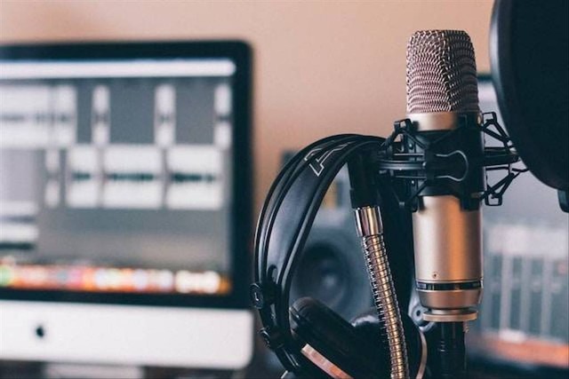 Ilustrasi cara edit audio podcast. Foto: dok. Unsplash/Will Francis