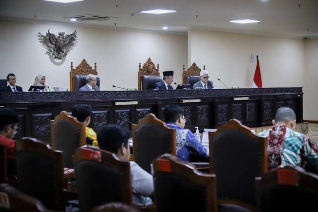 Sidang MKMK terkait dugaan pelanggaran etik Ketua MK Anwar Usman dkk, dengan agenda pemeriksaan pelapor di Gedung Mahkamah Konstitusi, Jakarta, Selasa (31/10/2023). Foto: Jamal Ramadhan/kumparan