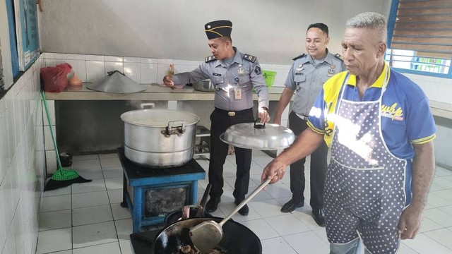 Pastikan Pendistribusian Jatah Makan WBP, Petugas Lakukan Pengawasan Langsung