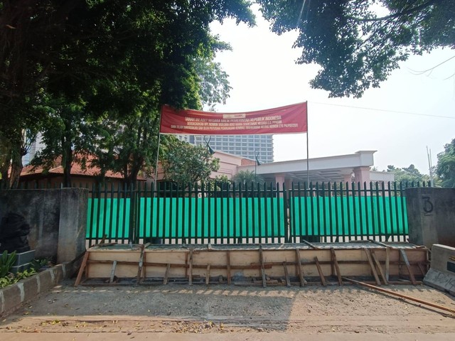 PPKGBK menutup akses Masuk Hotel Sultan di Jalan Subroto dengan beton, Senin (31/10/2023). Foto: Akbar Maulana/kumparan