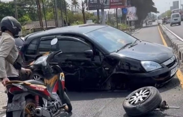 Mobil Oleng Usai Tabrak Pembatas Jalan Di Ringroad Utara Sleman ...