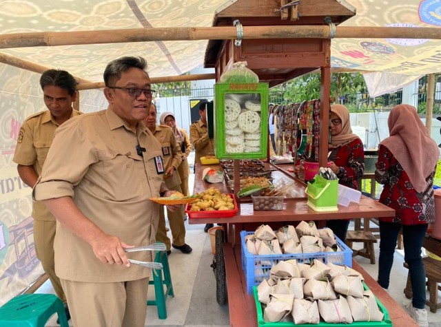 Sekda Kota Yogyakarta, Aman Yuriadijaya, saat mencicipi makanan angkringan. Foto: Pemkot Yogyakarta