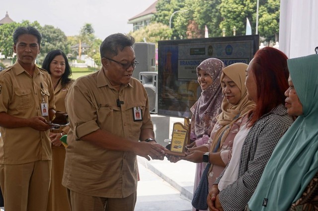 Sekda Kota Yogya, Aman Yuriadijaya saat menyerahkan sertifikat Echo kepada 10 angkringan yang ada di Kota Yogya. Foto: Pemkot Yogyakarta