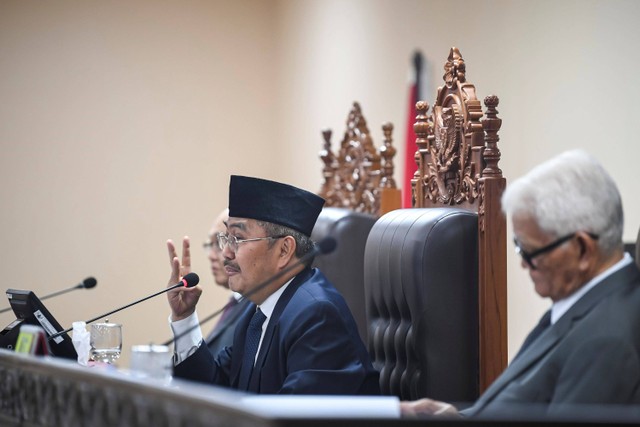 Ketua Majelis Kehormatan Mahkamah Konstitusi (MKMK) Jimly Asshiddiqie (tengah) bersama anggota Wahiduddin Adams (kiri) dan Bintan R. Saragih (kanan) memimpin jalannya sidang di Gedung II Mahkamah Konstitusi (MK), Jakarta, Selasa (31/10/2023). Foto: M Risyal Hidayat/Antara Foto 