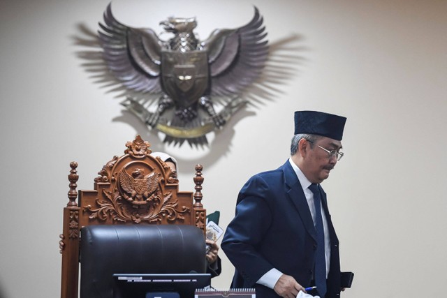 Ketua Majelis Kehormatan Mahkamah Konstitusi (MKMK) Jimly Asshiddiqie berjalan meninggalkan ruangan usai memimpin jalannya sidang di Gedung II Mahkamah Konstitusi (MK), Jakarta, Selasa (31/10/2023). Foto: M Risyal Hidayat/Antara Foto 