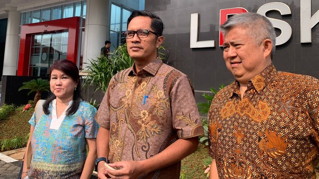 Febri Diansyah, Kuasa hukum aliansi 1.057 korban Indosurya mendampingi perwakilan kliennya ke LPSK, Jakarta, Selasa (31/10/2023). Foto: Luthfi Humam/kumparan