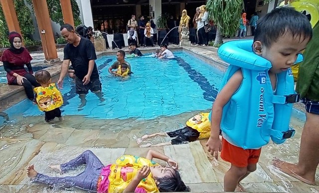 Anak-anak stunting di Surabaya saat mengikuti kegiatan berenang. Foto: Masruroh/Basra