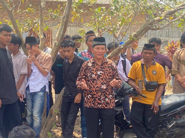 Kepala Sekolah SMK BLK Bandar Lampung, Riyanto saat memberikan arahan kepada para siswanya. | Foto : Sinta Yuliana/Lampung Geh