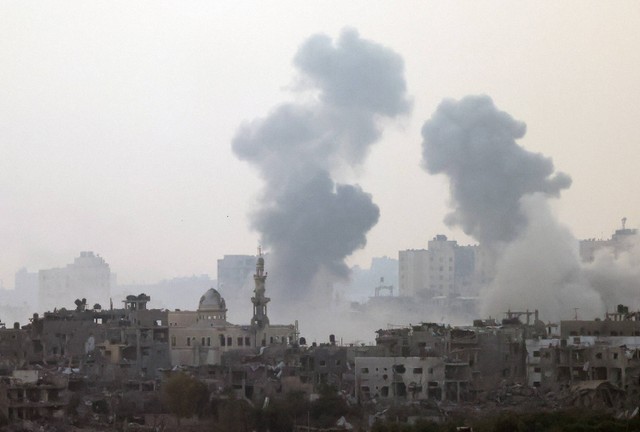 Asap mengepul setelah serangan Israel di Gaza. Foto: REUTERS/Violeta Santos Moura