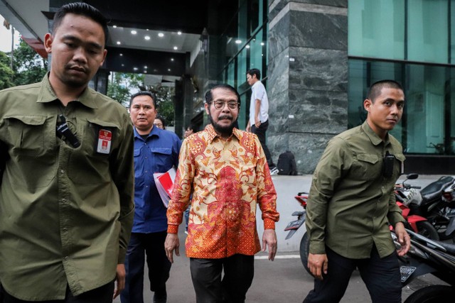 Ketua Mahkamah Konstitusi (MK) Anwar Usman usai diperiksa Majelis Kehormatan MK (MKMK) terkait kasus dugaan pelanggaran etik di Gedung Mahkamah Konstitusi, Jakarta, Selasa (31/10/2023). Foto: Jamal Ramadhan/kumparan