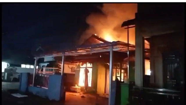 Musibah kebakaran melanda sebuah rumah di Kompleks Bali Agung, Jalan Perdana, Pontianak Selatan, Selasa malam, 31 Oktober 2023. Foto: Dok Hi!Pontianak 