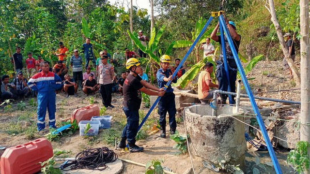 Proses evakuasi korban meninggal di dalam sumur di Desa Banyu Urip, Kecamatan Senori, Kabupaten Tuban. Selasa (31/10/2023) (Aset: Dok Istimewa)