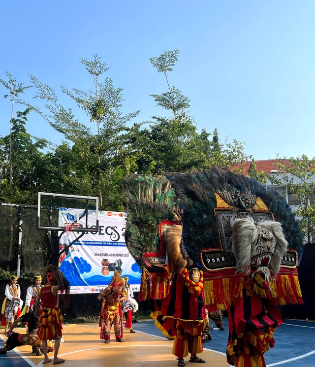 Penampilan Reog Ponorogo yang diselenggarakan di Kampus B Universitas Airlangga,31/10/2023. sumber:foto tertera