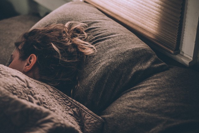 Ilustrasi Cara Tidur Tidak Ngorok, Foto Unsplash/Gregory Pappas