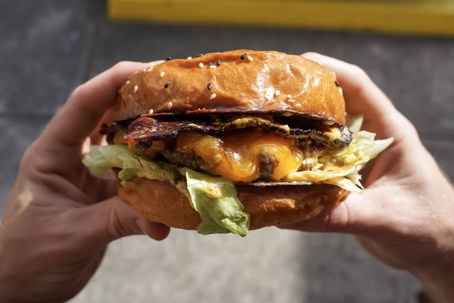 Burger enak di Bandung, foto hanya ilustrasi: Unsplash/Carles Rabada