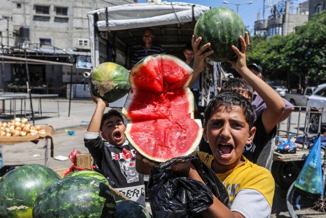 Buah semangka jadi simbol solidaritas Palestina. Foto: Shutterstock