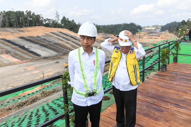 Presiden Joko Widodo (kiri) bersama Menteri PUPR Basuki Hadimuljono meninjau proyek Tol IKN di Balikpapan, Kalimantan Timur, Rabu (1/11/2023). Foto: Hafidz Mubarak A/ANTARA FOTO