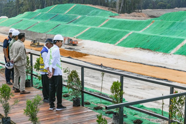 Presiden Joko Widodo (kanan) bersama Menteri PUPR Basuki Hadimuljono (kedua kanan) meninjau proyek Tol IKN seksi 3A di Balikpapan, Kalimantan Timur, Rabu (1/11/2023). Foto: Hafidz Mubarak A/ANTARA FOTO