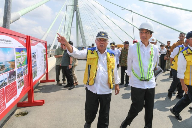 Presiden Joko Widodo (kanan) berbincang bersama Menteri PUPR Basuki Hadimuljono saat meninjau proyek Tol IKN di Jembatan Pulau Balang, Kalimantan Timur, Rabu (1/11/2023). Foto: Hafidz Mubarak A/ANTARA FOTO