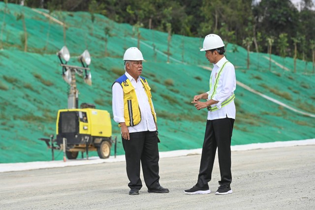 Presiden Joko Widodo (kanan) berbincang bersama Menteri PUPR Basuki Hadimuljono saat meninjau proyek Tol IKN seksi 3A di Balikpapan, Kalimantan Timur, Rabu (1/11/2023). Foto: Hafidz Mubarak A/ANTARA FOTO