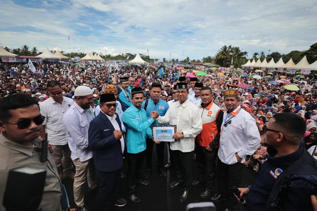 Anies Baswedan menghadiri acara Anies Saweu Rakyat Aceh di Lapangan Bumi Gas, Tanah Luas, Aceh Utara, Rabu (1/11/2023). Foto: Dok. Istimewa