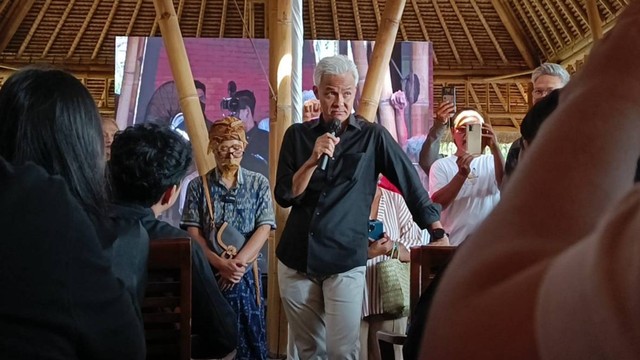 Bacapres Ganjar Pranowo bertemu BEM se-Bali dalam rangka adu gagasan di Taman Inspirasi Munting Siokan, Kelurahan Sanur, Kota Denpasar, Rabu (1/11/2023).  Foto: Denita BR Matondang/kumparan