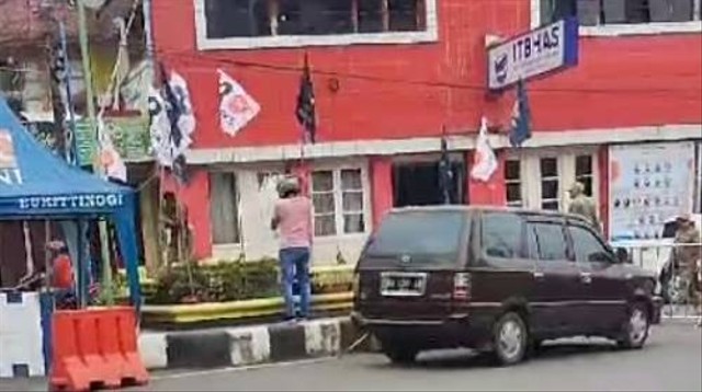 Pencopotan alat peraga kampanye berupa bendera Partai PKS dan NasDem di Kota Bukittinggi, Sumatera Barat (Sumbar), Rabu (1/11/2023).  Foto: Dok. Istimewa