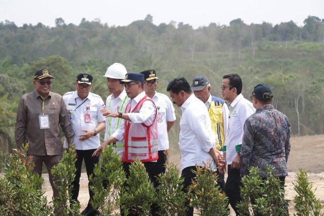 Presiden Joko Widodo berbincang dengan Menteri Perhubungan Budi Karya Sumadi saat groundbreaking Bandara IKN. Foto: Dok. Humas Badan Bank Tanah