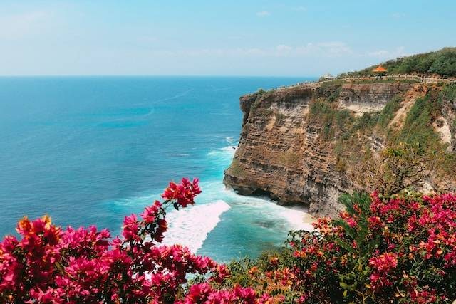 Ilustrasi Tempat Nongkrong di Uluwatu. Sumber foto: Unsplash/Jared Schwitzke