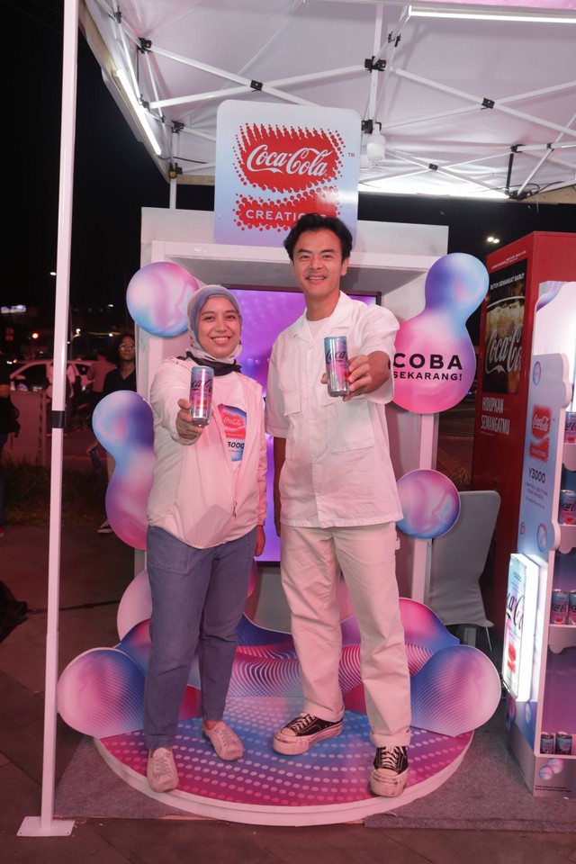 Fitriana Adhisti, Frontline Marketing Manager Coca-Cola Indonesia (kiri) bersama Dion Wiyoko, aktor dan model (kanan) menghadiri acara livestreaming Coca-Cola Y3000 menggunakan teknologi AI. Foto: Dok. Coca-Cola Indonesia