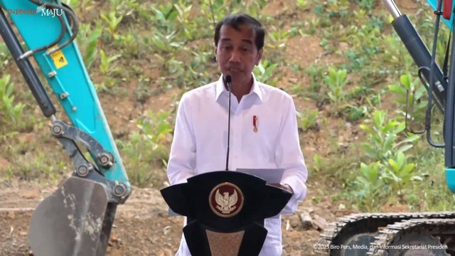 Presiden Jokowi saat groundbreaking fasilitas pendidikan pertama,  Nusantara Intercultural School itu dibangun oleh Jakarta Intercultural School (JIS), di Ibu Kota Nusantara (IKN), Rabu (1/11/2023). Foto: Youtube/Sekretariat Presiden