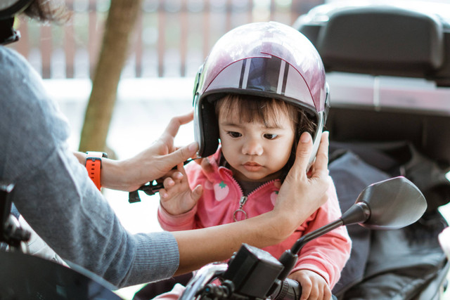 Ilustrasi Anak Dibonceng Naik Motor. Foto: Shutterstock