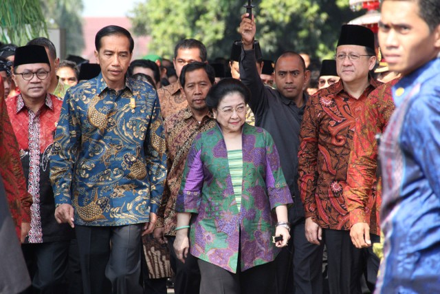 Jokowi bersama Megawati berkunjung ke kota Blitar. Foto: Shutterstock