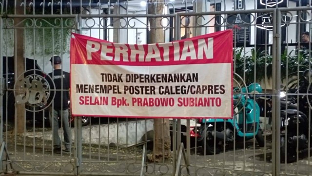 Spanduk larangan tempel poster caleg atau capres selain Prabowo Subianto di kawasan Stasiun MRT Haji Nawi, Cipete Selatan, Cilandak, Jakarta Selatan, Rabu (1/11/2023). Foto: Fadlan Nuril Fahmi/kumparan