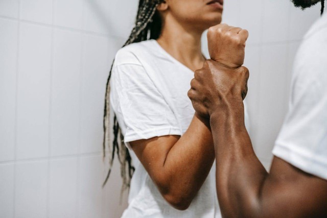 Ilustrasi Kekerasan Seksual kepada Perempuan. Sumber: https://www.pexels.com/photo/faceless-muscular-ethnic-man-grabbing-wrist-of-girlfriend-during-dispute-5699780/