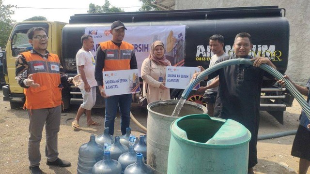 Relawan Rumah Zakat mendistribusikan sarana air bersih dan sanitasi kepada warga didampingi oleh pihak KAI.