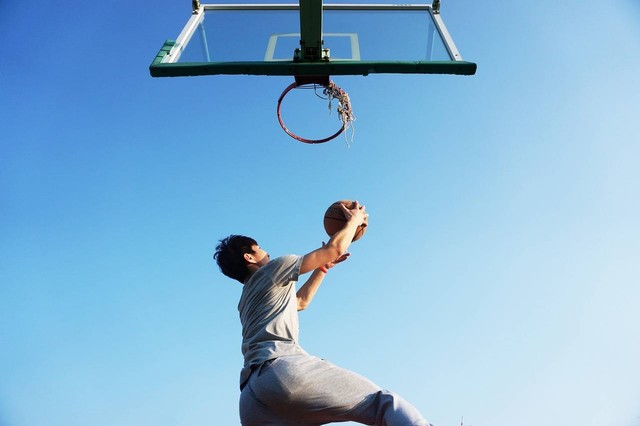 Ilustrasi Lay Up Shoot pada Permainan Bola Basket. Foto: Pixabay.